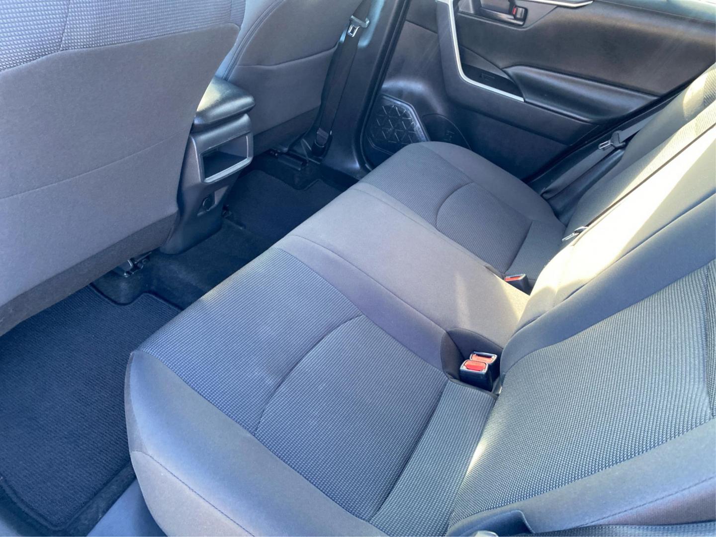 2019 BLUE TOYOTA RAV4 LE (2T3F1RFV9KW) with an 2.5L engine, Automatic transmission, located at 908 SE 14th Street, Des Moines, IA, 50317, (515) 281-0330, 41.580303, -93.597046 - Photo#9