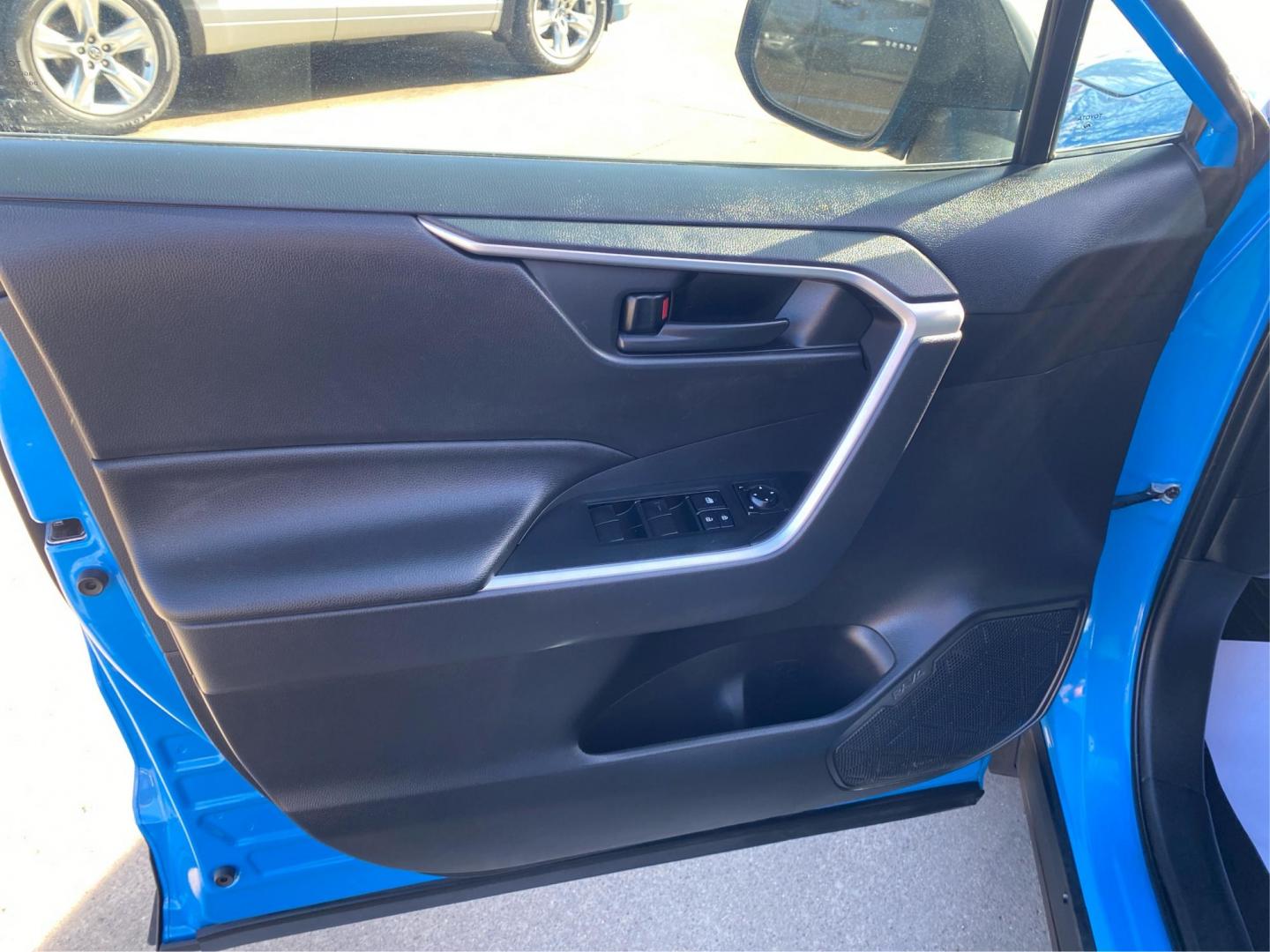 2019 BLUE TOYOTA RAV4 LE (2T3F1RFV9KW) with an 2.5L engine, Automatic transmission, located at 908 SE 14th Street, Des Moines, IA, 50317, (515) 281-0330, 41.580303, -93.597046 - Photo#19