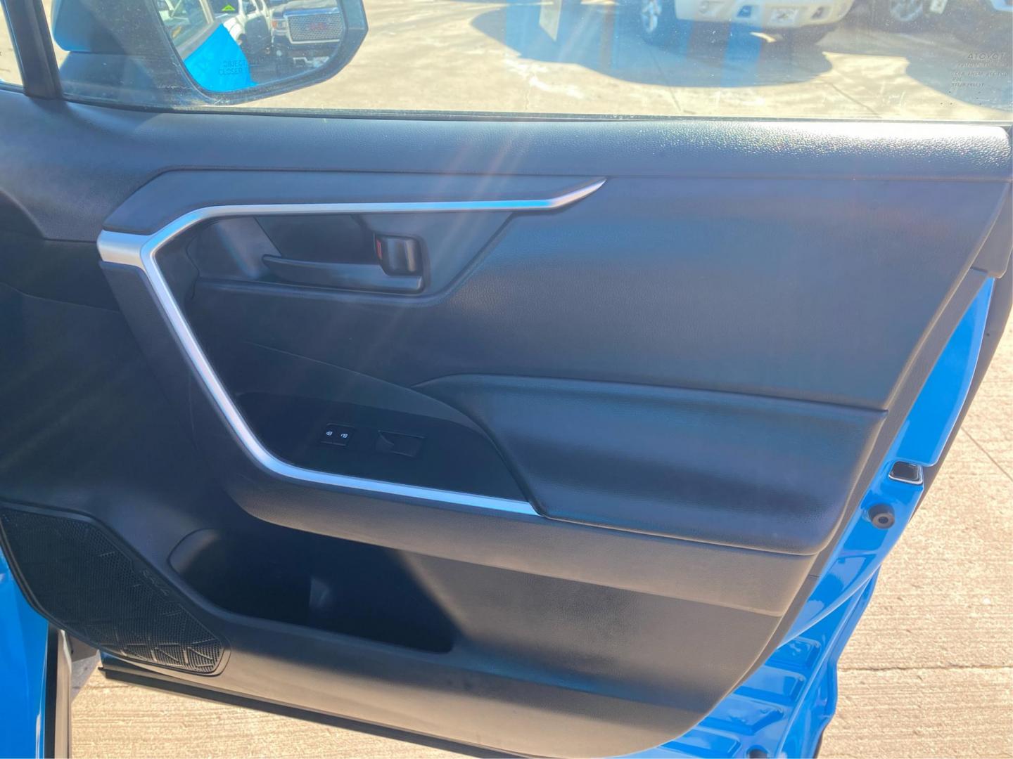 2019 BLUE TOYOTA RAV4 LE (2T3F1RFV9KW) with an 2.5L engine, Automatic transmission, located at 908 SE 14th Street, Des Moines, IA, 50317, (515) 281-0330, 41.580303, -93.597046 - Photo#20