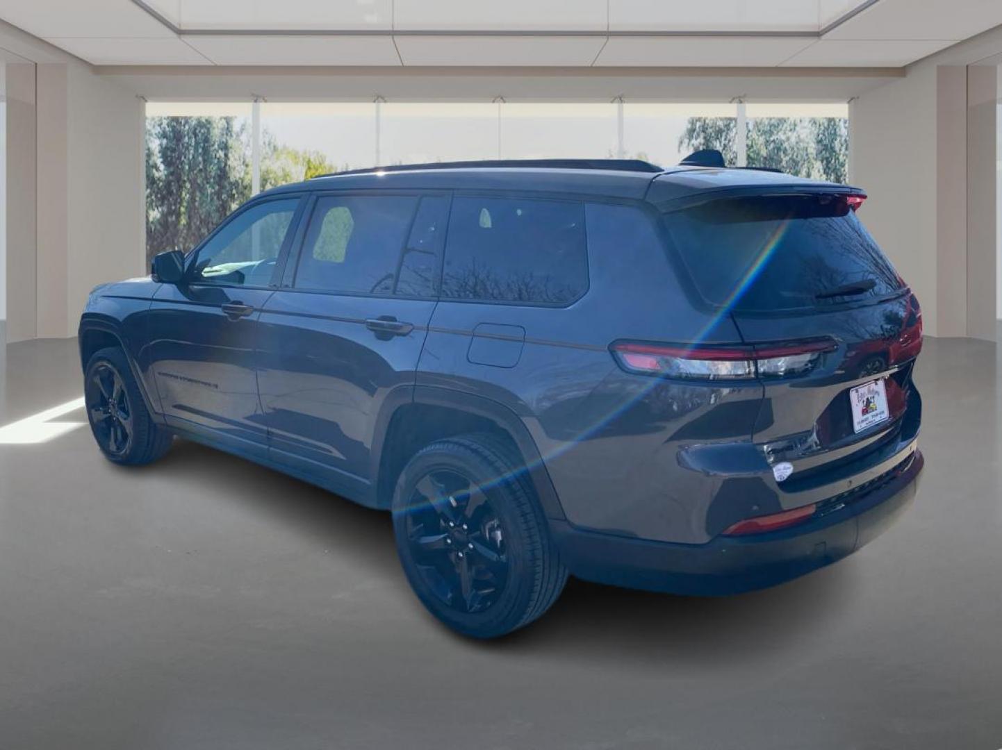 2024 GRAY JEEP GRAND CHEROKEE L LIMITED (1C4RJKBGXR8) with an 3.6L engine, Automatic transmission, located at 908 SE 14th Street, Des Moines, IA, 50317, (515) 281-0330, 41.580303, -93.597046 - Photo#4