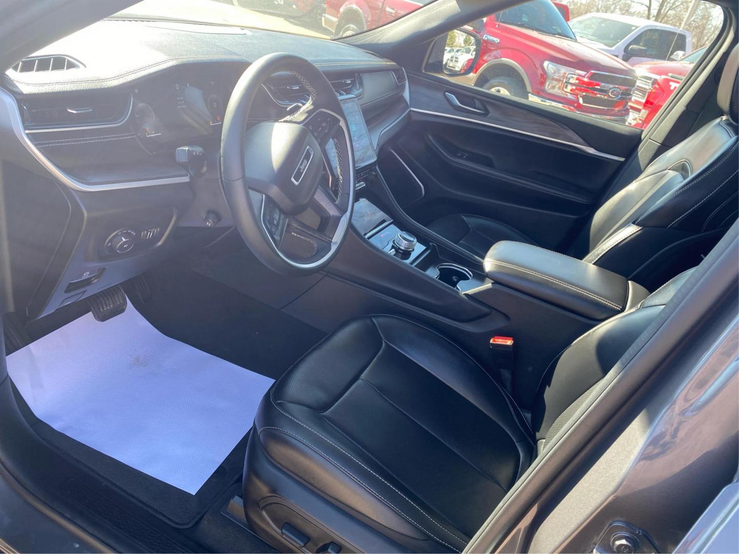 2024 GRAY JEEP GRAND CHEROKEE L LIMITED (1C4RJKBGXR8) with an 3.6L engine, Automatic transmission, located at 908 SE 14th Street, Des Moines, IA, 50317, (515) 281-0330, 41.580303, -93.597046 - Photo#8