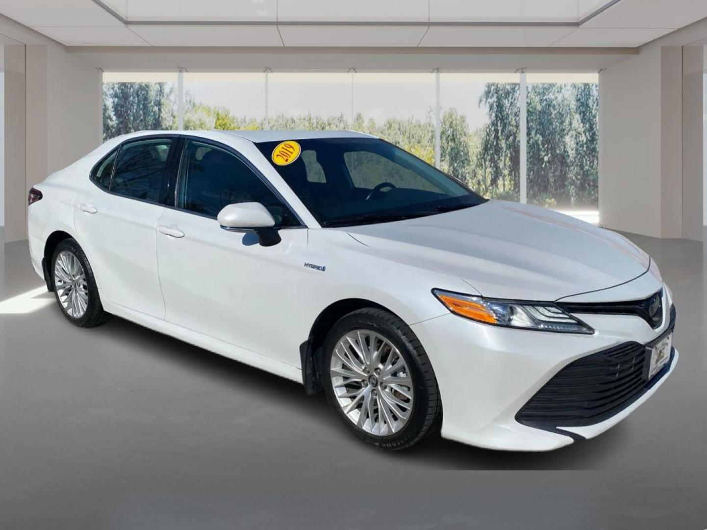 2019 WHITE TOYOTA CAMRY HYBRID (4T1B21HK7KU) with an 2.5L engine, Continuously Variable transmission, located at 908 SE 14th Street, Des Moines, IA, 50317, (515) 281-0330, 41.580303, -93.597046 - Photo#0