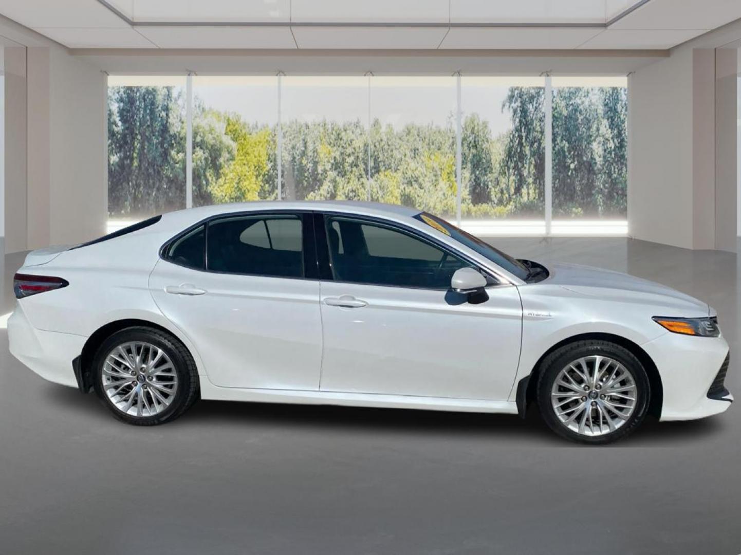 2019 WHITE TOYOTA CAMRY HYBRID (4T1B21HK7KU) with an 2.5L engine, Continuously Variable transmission, located at 908 SE 14th Street, Des Moines, IA, 50317, (515) 281-0330, 41.580303, -93.597046 - Photo#1