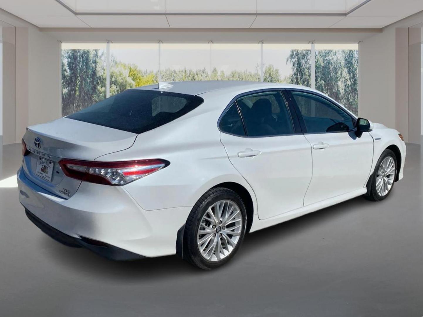2019 WHITE TOYOTA CAMRY HYBRID (4T1B21HK7KU) with an 2.5L engine, Continuously Variable transmission, located at 908 SE 14th Street, Des Moines, IA, 50317, (515) 281-0330, 41.580303, -93.597046 - Photo#2