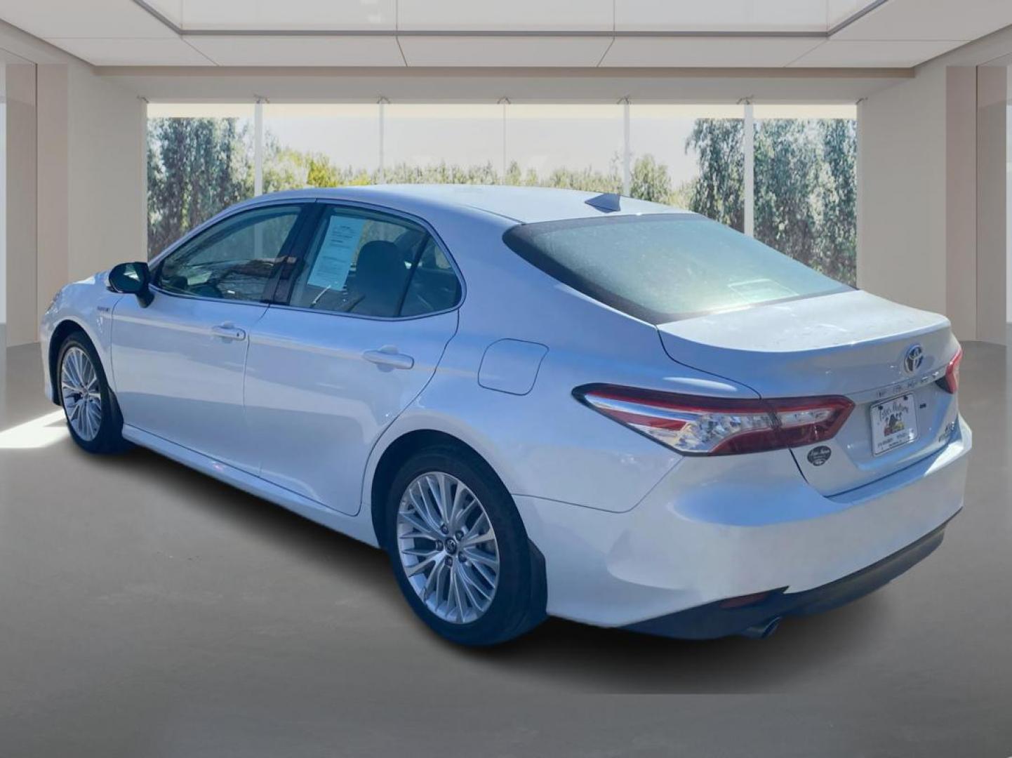 2019 WHITE TOYOTA CAMRY HYBRID (4T1B21HK7KU) with an 2.5L engine, Continuously Variable transmission, located at 908 SE 14th Street, Des Moines, IA, 50317, (515) 281-0330, 41.580303, -93.597046 - Photo#4