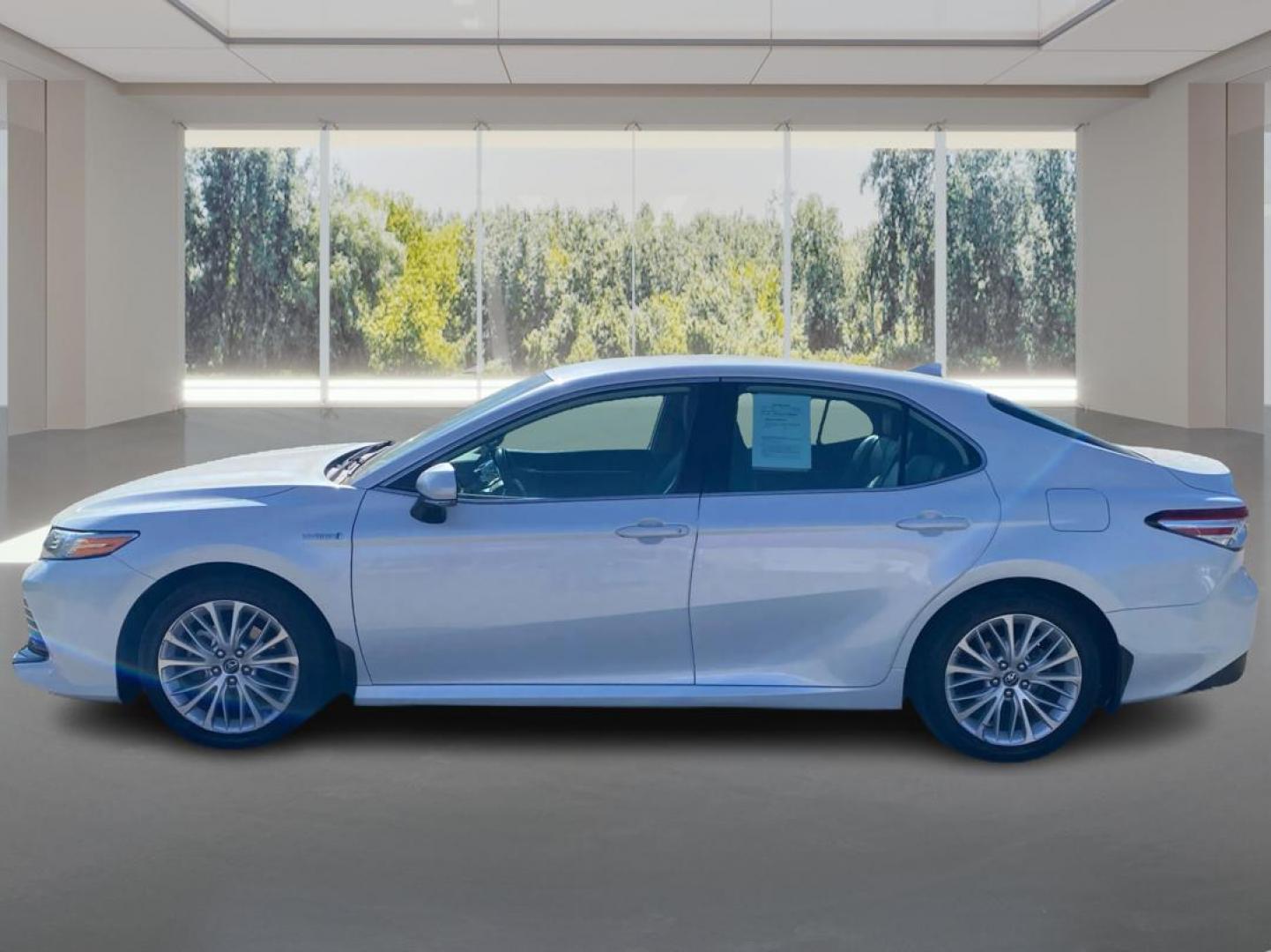 2019 WHITE TOYOTA CAMRY HYBRID (4T1B21HK7KU) with an 2.5L engine, Continuously Variable transmission, located at 908 SE 14th Street, Des Moines, IA, 50317, (515) 281-0330, 41.580303, -93.597046 - Photo#5