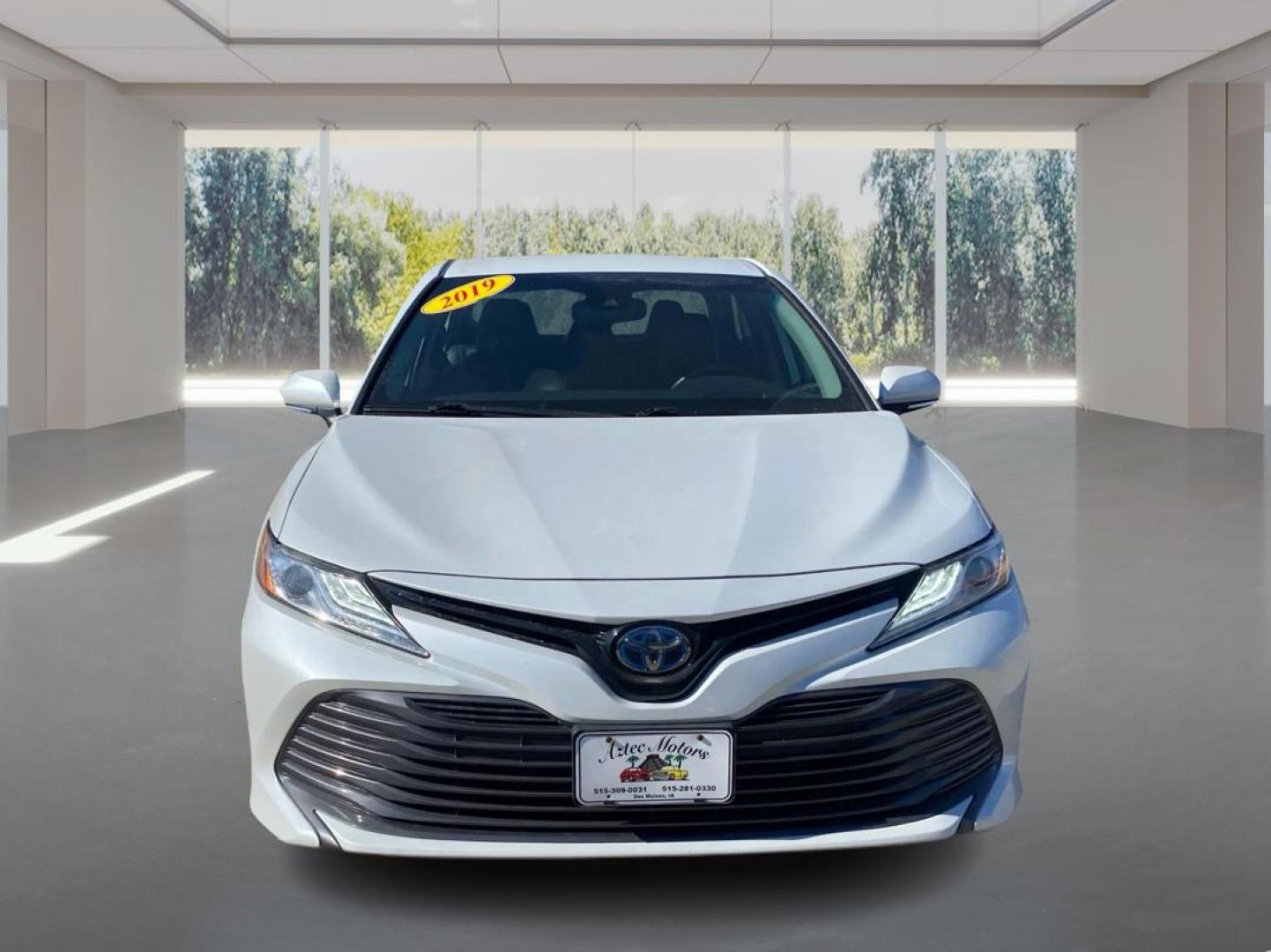 2019 WHITE TOYOTA CAMRY HYBRID (4T1B21HK7KU) with an 2.5L engine, Continuously Variable transmission, located at 908 SE 14th Street, Des Moines, IA, 50317, (515) 281-0330, 41.580303, -93.597046 - Photo#6