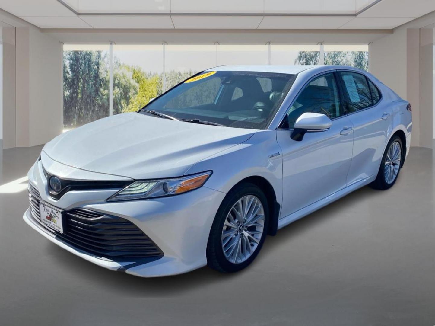 2019 WHITE TOYOTA CAMRY HYBRID (4T1B21HK7KU) with an 2.5L engine, Continuously Variable transmission, located at 908 SE 14th Street, Des Moines, IA, 50317, (515) 281-0330, 41.580303, -93.597046 - Photo#7