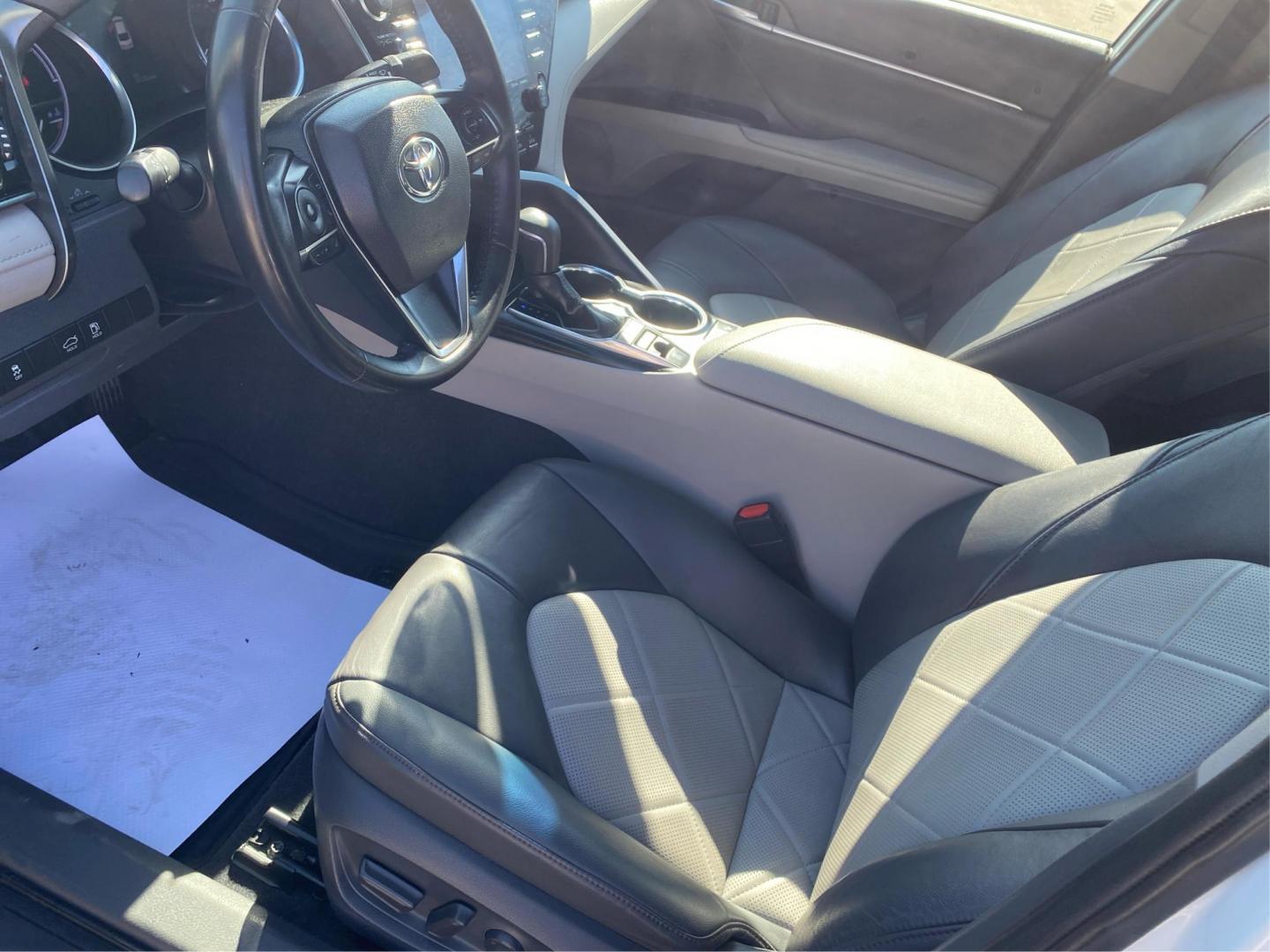 2019 WHITE TOYOTA CAMRY HYBRID (4T1B21HK7KU) with an 2.5L engine, Continuously Variable transmission, located at 908 SE 14th Street, Des Moines, IA, 50317, (515) 281-0330, 41.580303, -93.597046 - Photo#8