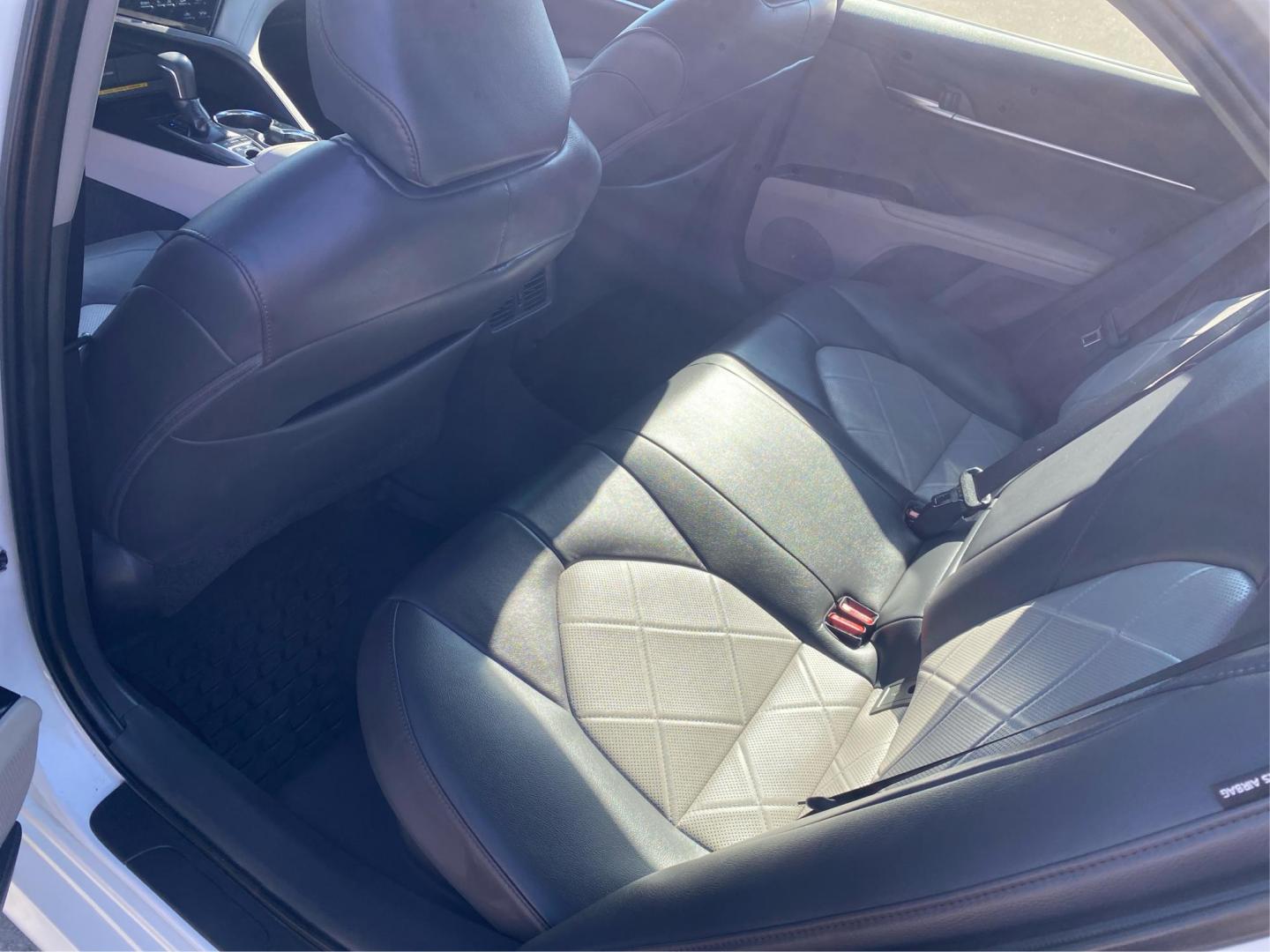 2019 WHITE TOYOTA CAMRY HYBRID (4T1B21HK7KU) with an 2.5L engine, Continuously Variable transmission, located at 908 SE 14th Street, Des Moines, IA, 50317, (515) 281-0330, 41.580303, -93.597046 - Photo#9