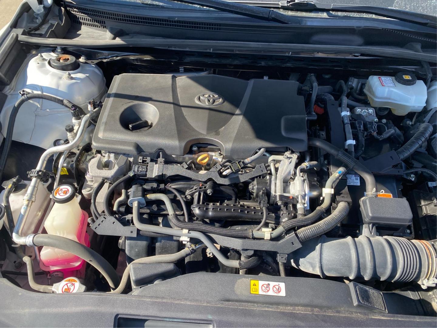 2019 WHITE TOYOTA CAMRY HYBRID (4T1B21HK7KU) with an 2.5L engine, Continuously Variable transmission, located at 908 SE 14th Street, Des Moines, IA, 50317, (515) 281-0330, 41.580303, -93.597046 - Photo#10