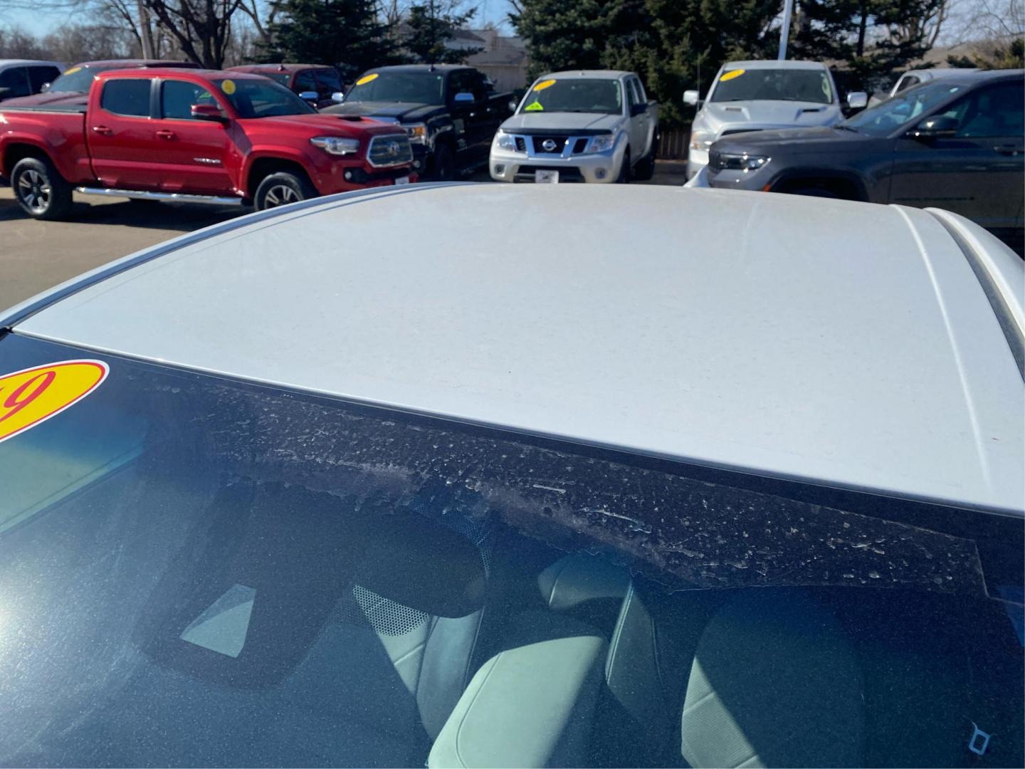 2019 WHITE TOYOTA CAMRY HYBRID (4T1B21HK7KU) with an 2.5L engine, Continuously Variable transmission, located at 908 SE 14th Street, Des Moines, IA, 50317, (515) 281-0330, 41.580303, -93.597046 - Photo#11