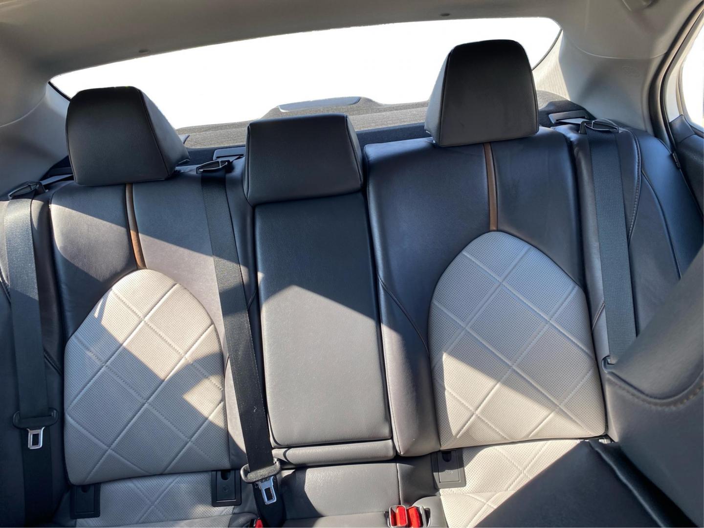 2019 WHITE TOYOTA CAMRY HYBRID (4T1B21HK7KU) with an 2.5L engine, Continuously Variable transmission, located at 908 SE 14th Street, Des Moines, IA, 50317, (515) 281-0330, 41.580303, -93.597046 - Photo#13