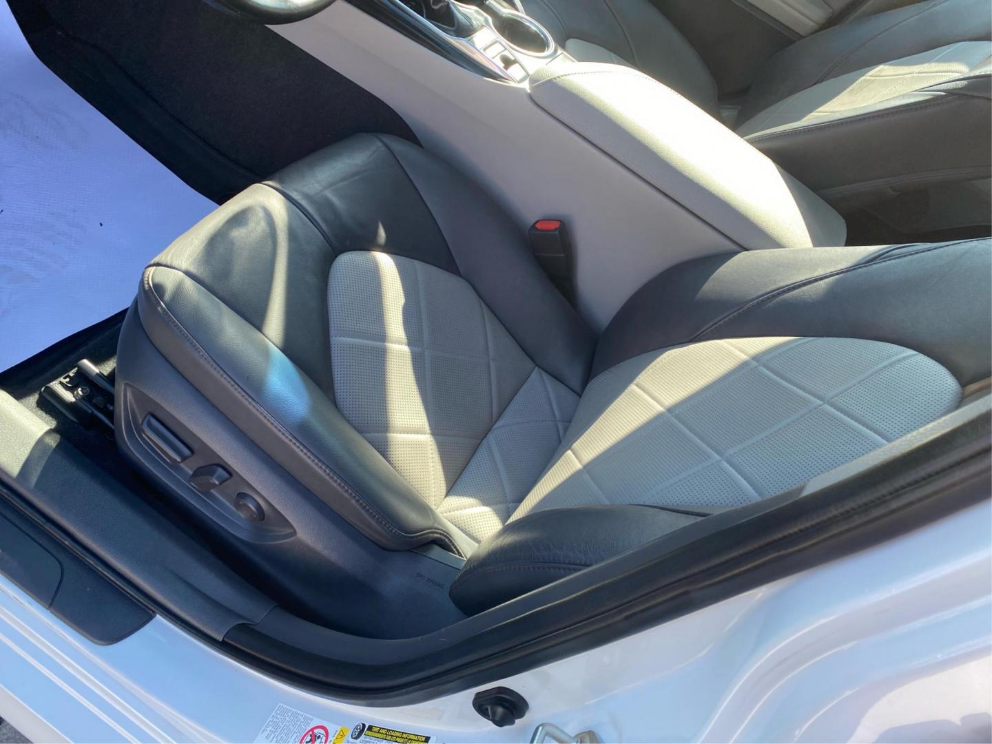 2019 WHITE TOYOTA CAMRY HYBRID (4T1B21HK7KU) with an 2.5L engine, Continuously Variable transmission, located at 908 SE 14th Street, Des Moines, IA, 50317, (515) 281-0330, 41.580303, -93.597046 - Photo#17