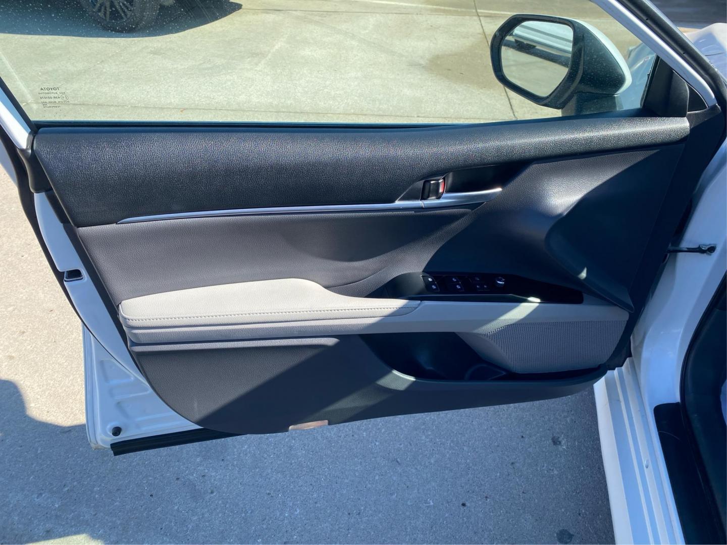 2019 WHITE TOYOTA CAMRY HYBRID (4T1B21HK7KU) with an 2.5L engine, Continuously Variable transmission, located at 908 SE 14th Street, Des Moines, IA, 50317, (515) 281-0330, 41.580303, -93.597046 - Photo#18