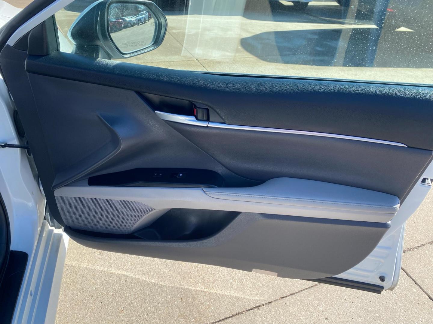 2019 WHITE TOYOTA CAMRY HYBRID (4T1B21HK7KU) with an 2.5L engine, Continuously Variable transmission, located at 908 SE 14th Street, Des Moines, IA, 50317, (515) 281-0330, 41.580303, -93.597046 - Photo#19