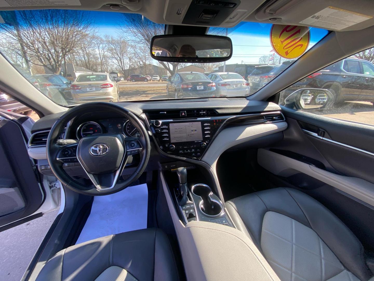 2019 WHITE TOYOTA CAMRY HYBRID (4T1B21HK7KU) with an 2.5L engine, Continuously Variable transmission, located at 908 SE 14th Street, Des Moines, IA, 50317, (515) 281-0330, 41.580303, -93.597046 - Photo#20