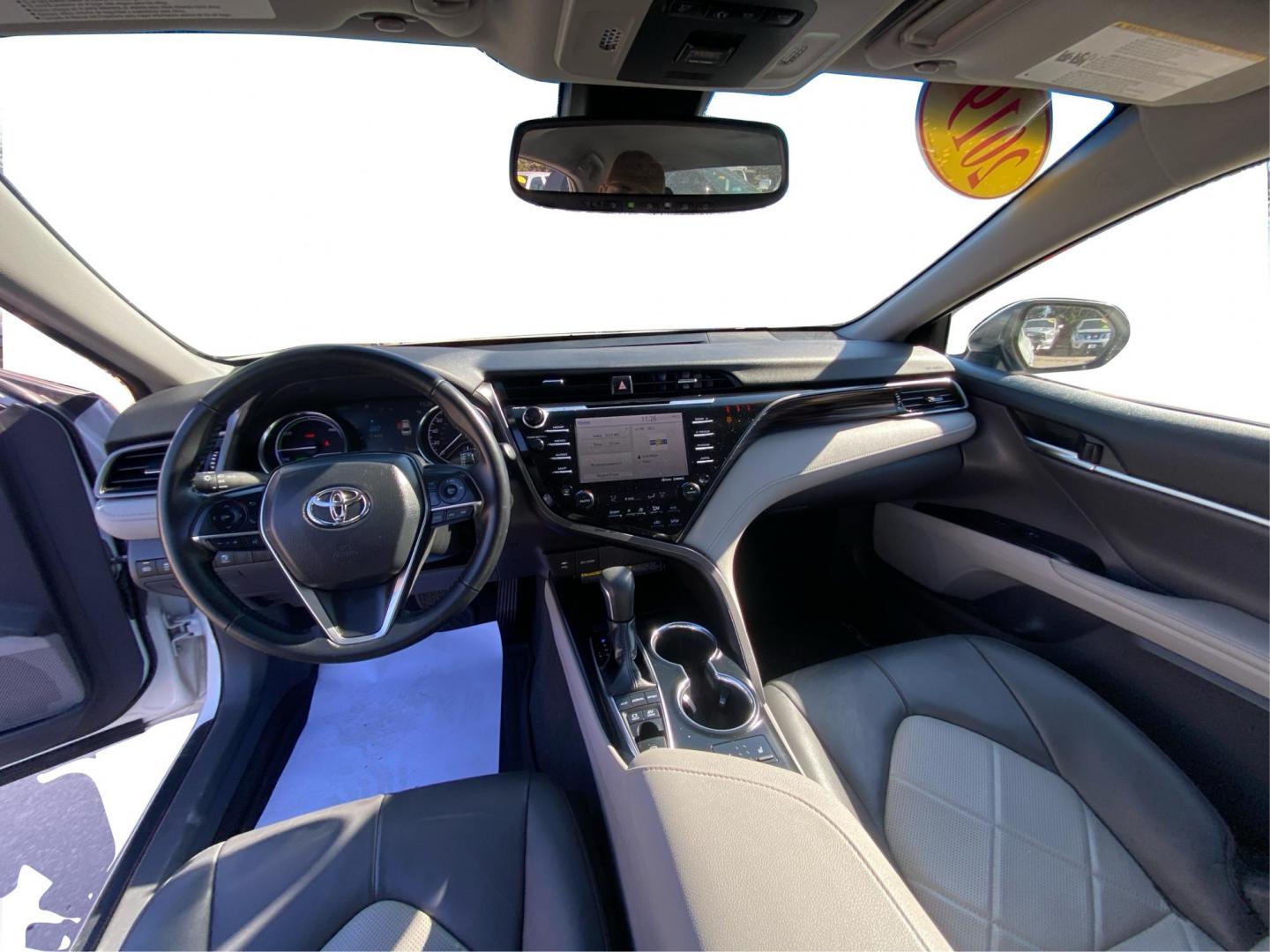 2019 WHITE TOYOTA CAMRY HYBRID (4T1B21HK7KU) with an 2.5L engine, Continuously Variable transmission, located at 908 SE 14th Street, Des Moines, IA, 50317, (515) 281-0330, 41.580303, -93.597046 - Photo#21