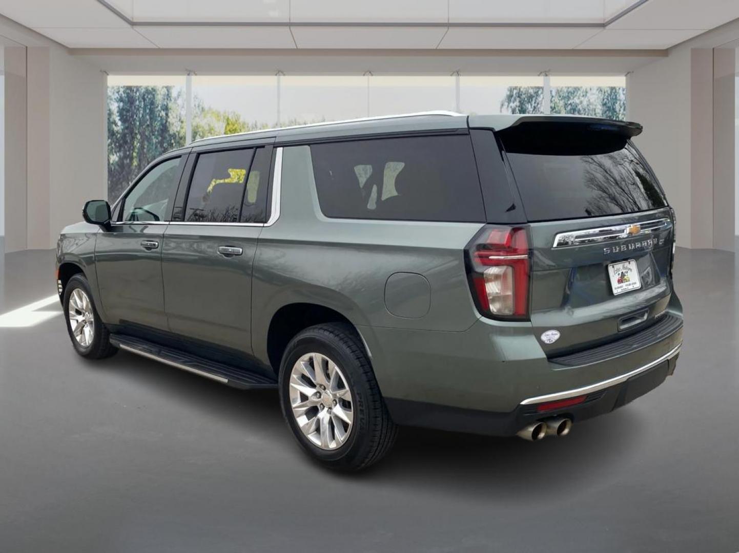 2023 GREEN CHEVROLET SUBURBAN 1500 PREMIER (1GNSCFKD4PR) with an 5.3L engine, Automatic transmission, located at 908 SE 14th Street, Des Moines, IA, 50317, (515) 281-0330, 41.580303, -93.597046- Photo#4