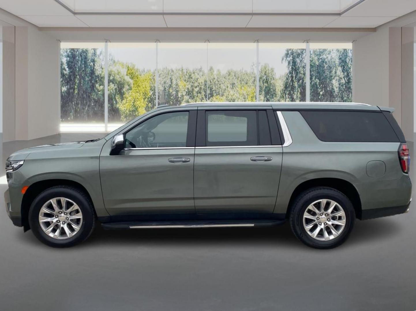 2023 GREEN CHEVROLET SUBURBAN 1500 PREMIER (1GNSCFKD4PR) with an 5.3L engine, Automatic transmission, located at 908 SE 14th Street, Des Moines, IA, 50317, (515) 281-0330, 41.580303, -93.597046- Photo#5