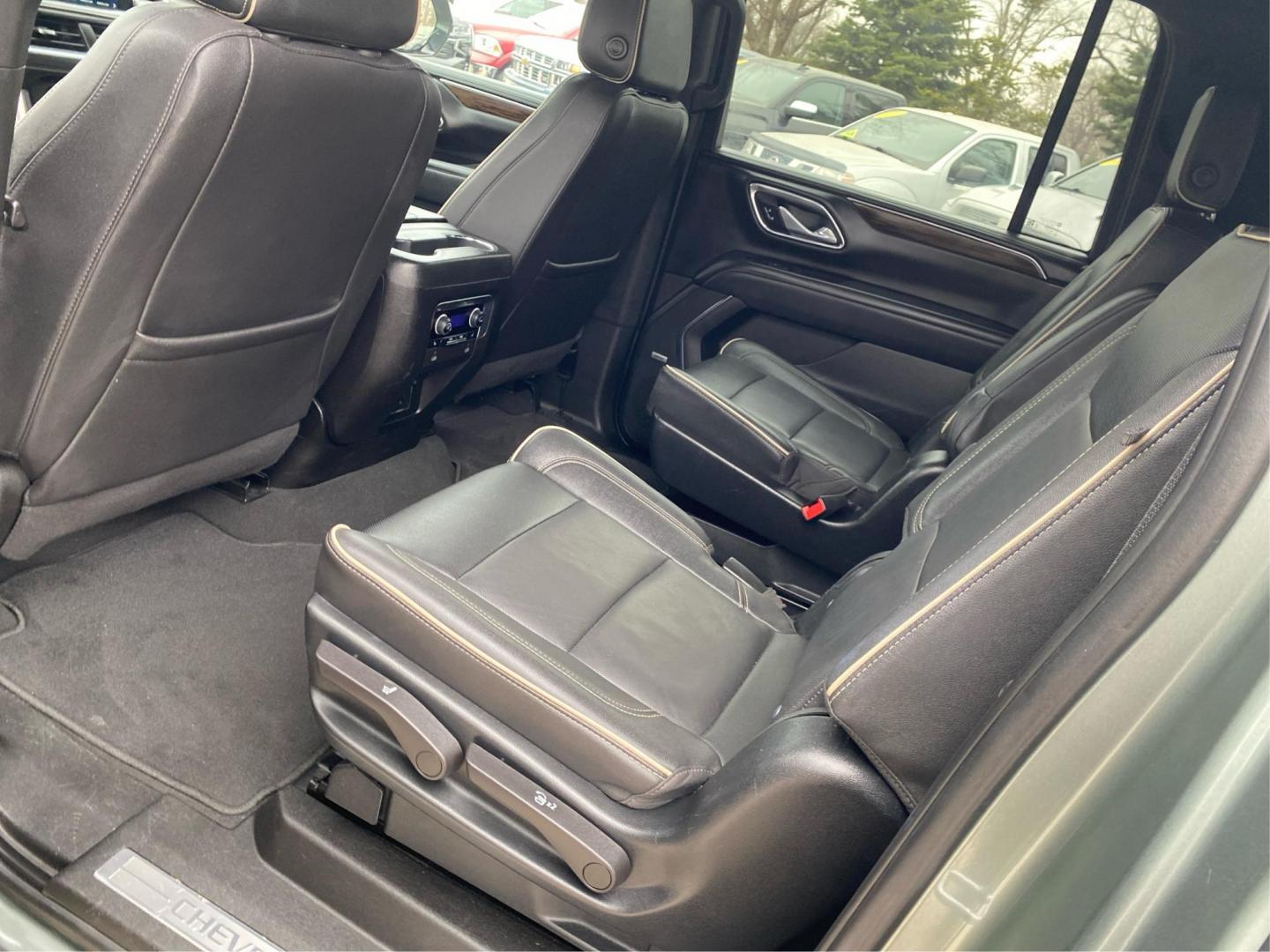 2023 GREEN CHEVROLET SUBURBAN 1500 PREMIER (1GNSCFKD4PR) with an 5.3L engine, Automatic transmission, located at 908 SE 14th Street, Des Moines, IA, 50317, (515) 281-0330, 41.580303, -93.597046- Photo#9