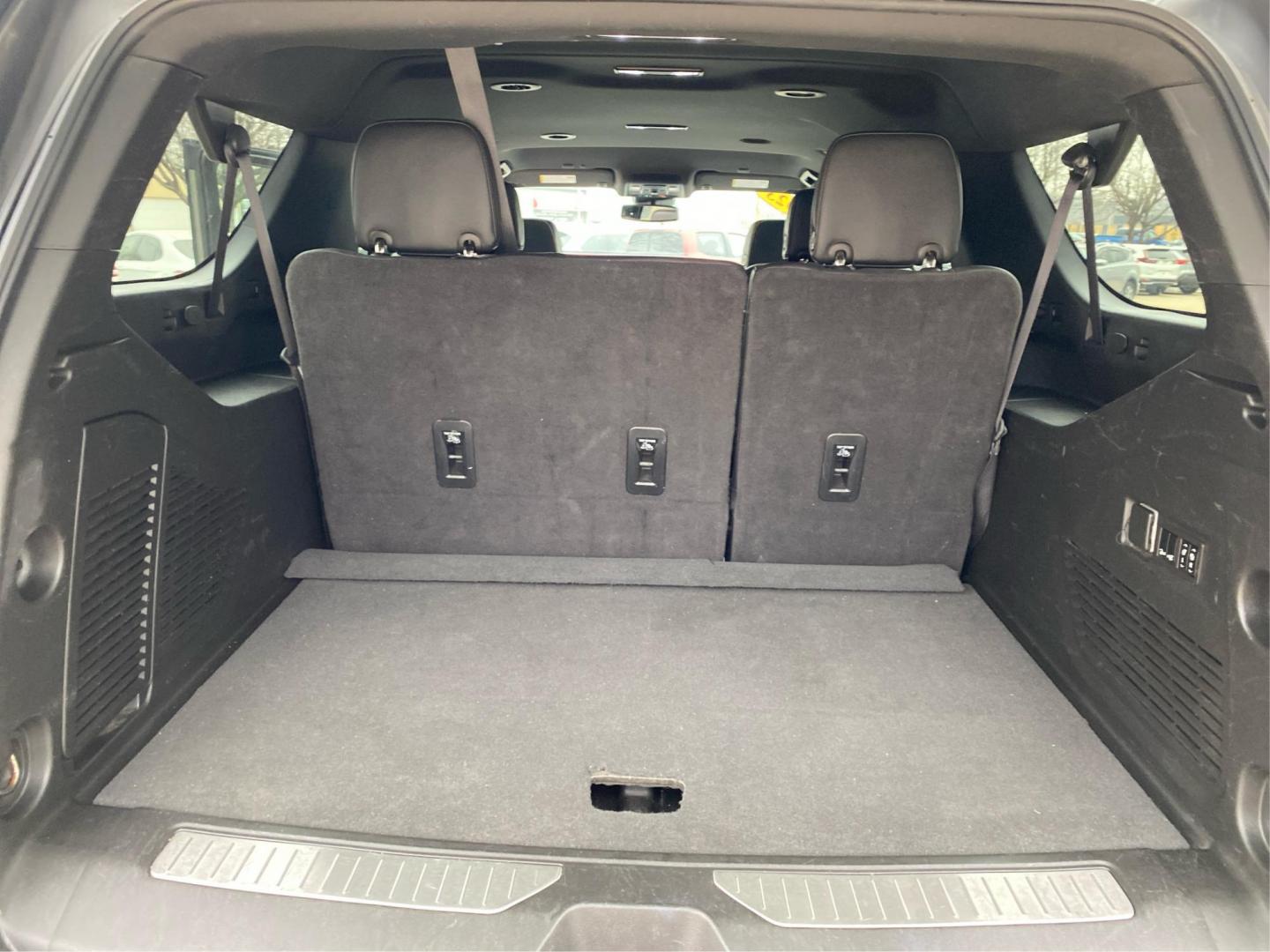 2023 GREEN CHEVROLET SUBURBAN 1500 PREMIER (1GNSCFKD4PR) with an 5.3L engine, Automatic transmission, located at 908 SE 14th Street, Des Moines, IA, 50317, (515) 281-0330, 41.580303, -93.597046- Photo#12
