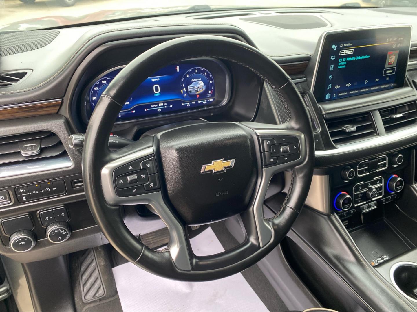 2023 GREEN CHEVROLET SUBURBAN 1500 PREMIER (1GNSCFKD4PR) with an 5.3L engine, Automatic transmission, located at 908 SE 14th Street, Des Moines, IA, 50317, (515) 281-0330, 41.580303, -93.597046- Photo#16