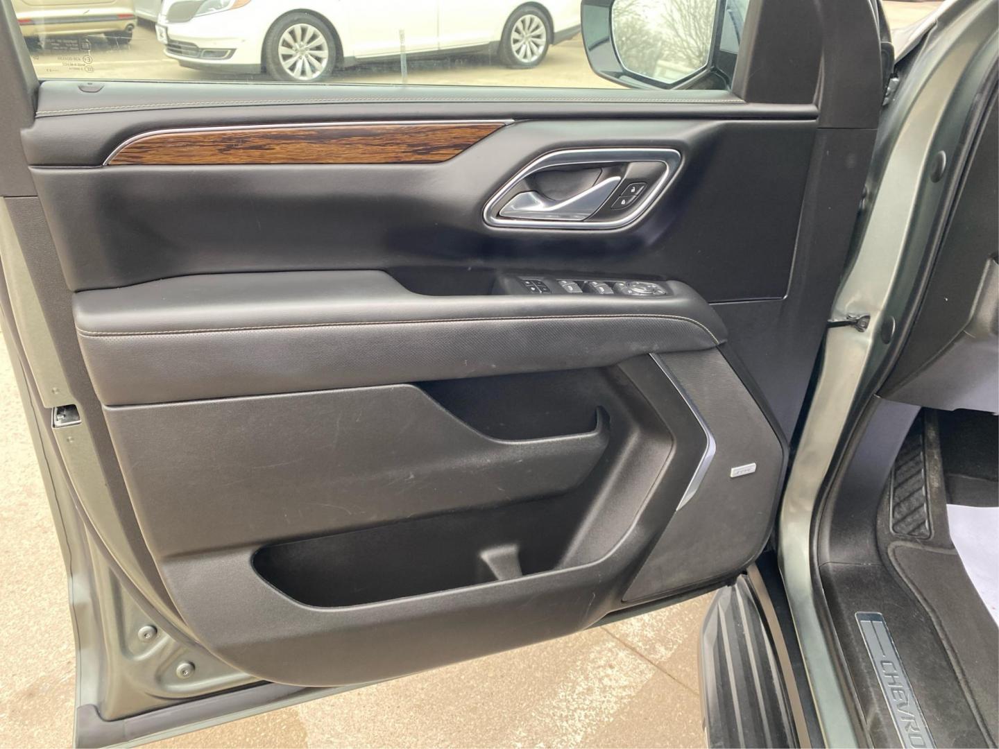 2023 GREEN CHEVROLET SUBURBAN 1500 PREMIER (1GNSCFKD4PR) with an 5.3L engine, Automatic transmission, located at 908 SE 14th Street, Des Moines, IA, 50317, (515) 281-0330, 41.580303, -93.597046- Photo#19