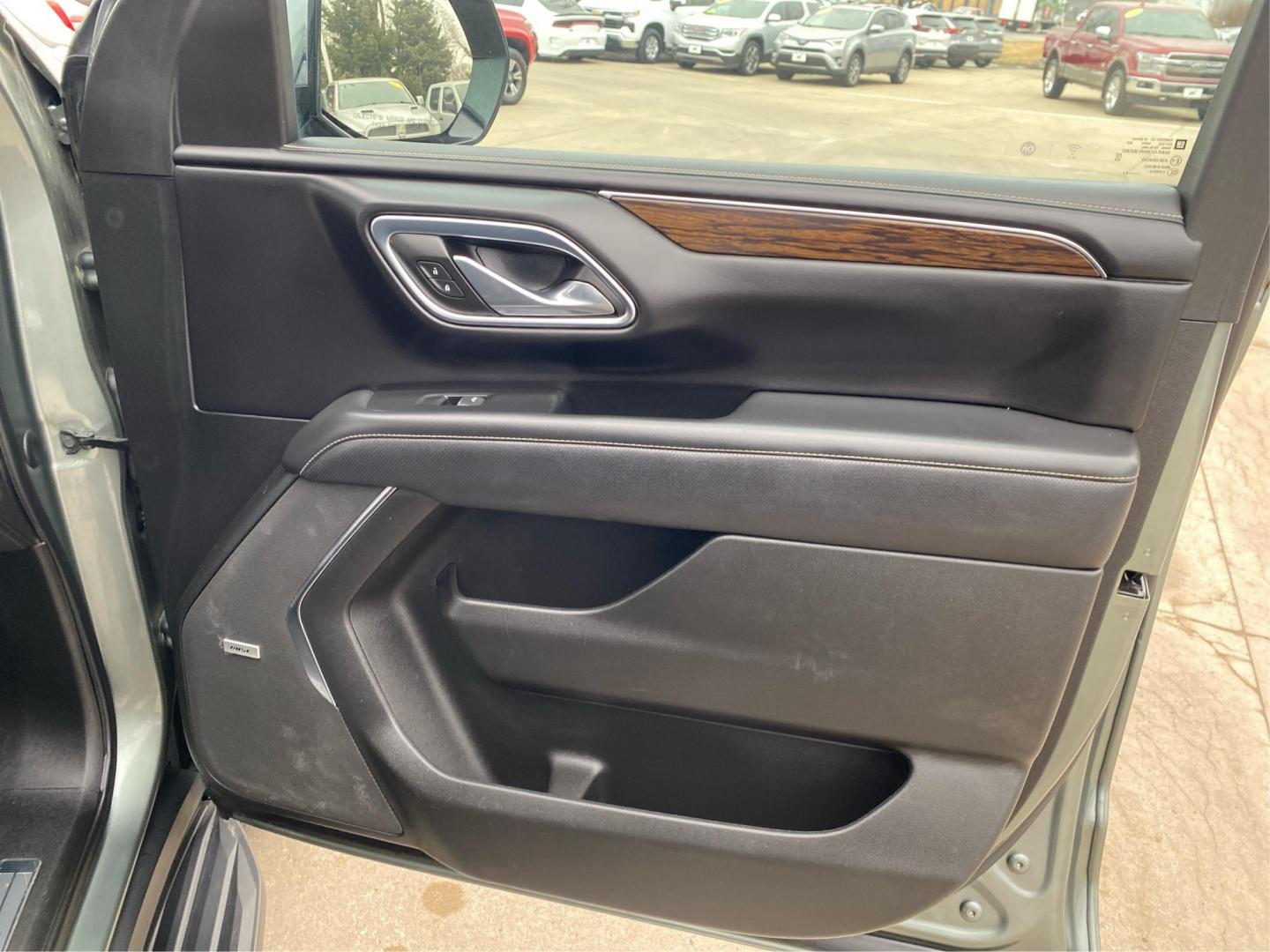 2023 GREEN CHEVROLET SUBURBAN 1500 PREMIER (1GNSCFKD4PR) with an 5.3L engine, Automatic transmission, located at 908 SE 14th Street, Des Moines, IA, 50317, (515) 281-0330, 41.580303, -93.597046- Photo#20