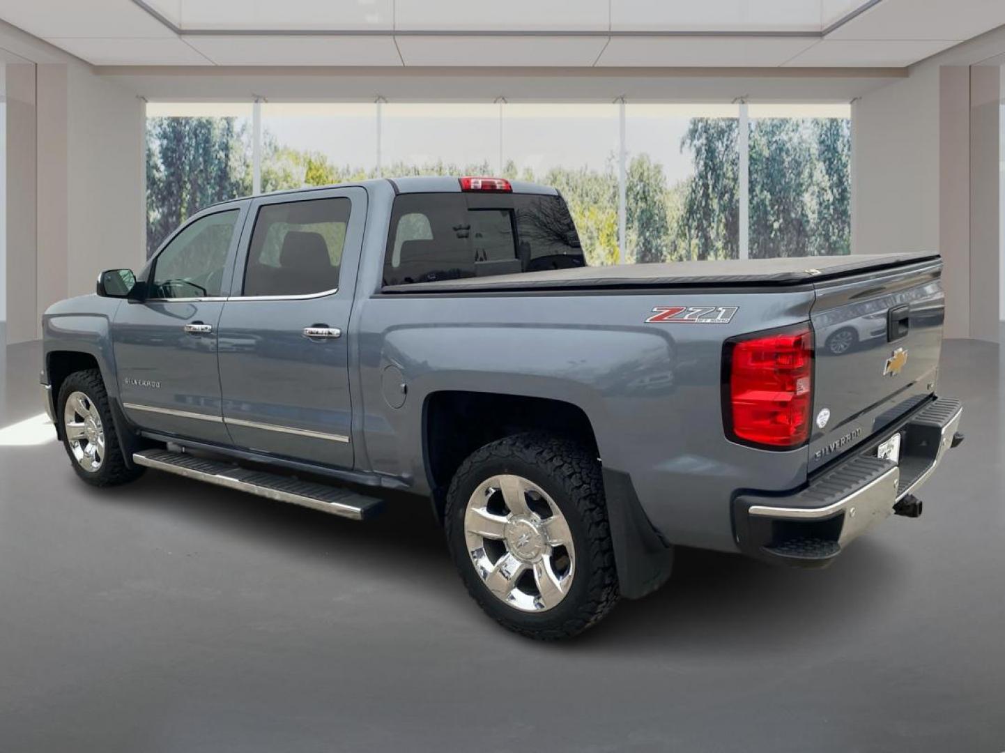 2015 BLUE CHEVROLET SILVERADO 1500 LTZ (3GCUKSEC2FG) with an 5.3L engine, Automatic transmission, located at 908 SE 14th Street, Des Moines, IA, 50317, (515) 281-0330, 41.580303, -93.597046 - Photo#4