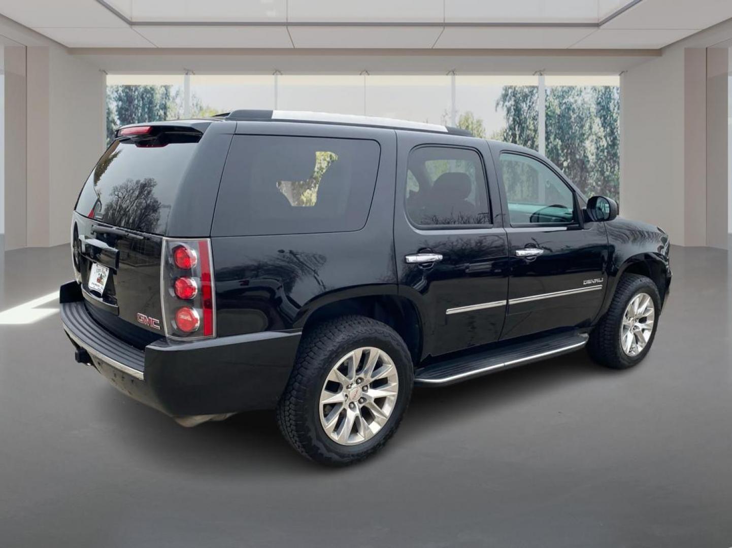 2013 BLACK GMC YUKON DENALI (1GKS2EEF4DR) with an 6.2L engine, Automatic transmission, located at 908 SE 14th Street, Des Moines, IA, 50317, (515) 281-0330, 41.580303, -93.597046 - Photo#2