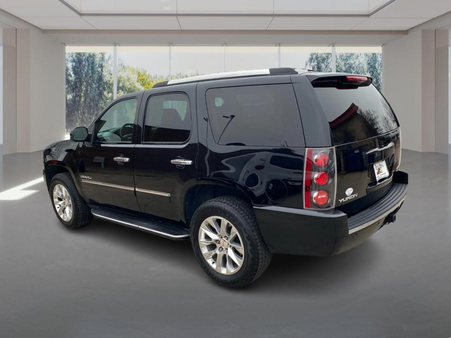 2013 BLACK GMC YUKON DENALI (1GKS2EEF4DR) with an 6.2L engine, Automatic transmission, located at 908 SE 14th Street, Des Moines, IA, 50317, (515) 281-0330, 41.580303, -93.597046 - Photo#4