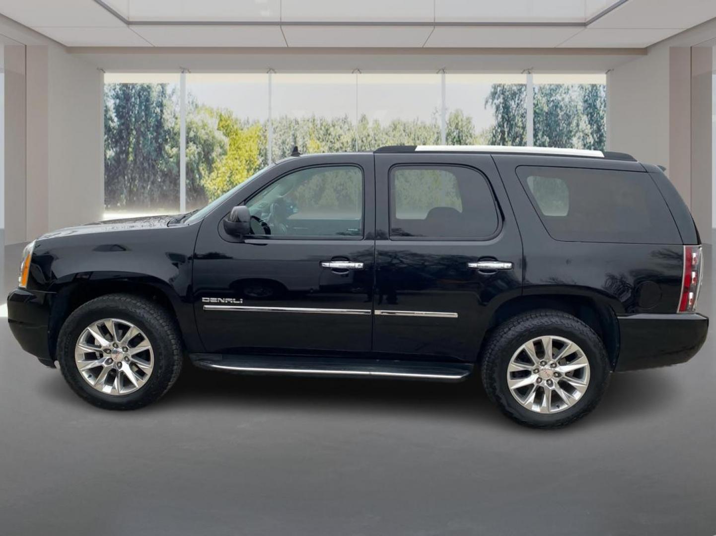 2013 BLACK GMC YUKON DENALI (1GKS2EEF4DR) with an 6.2L engine, Automatic transmission, located at 908 SE 14th Street, Des Moines, IA, 50317, (515) 281-0330, 41.580303, -93.597046 - Photo#5