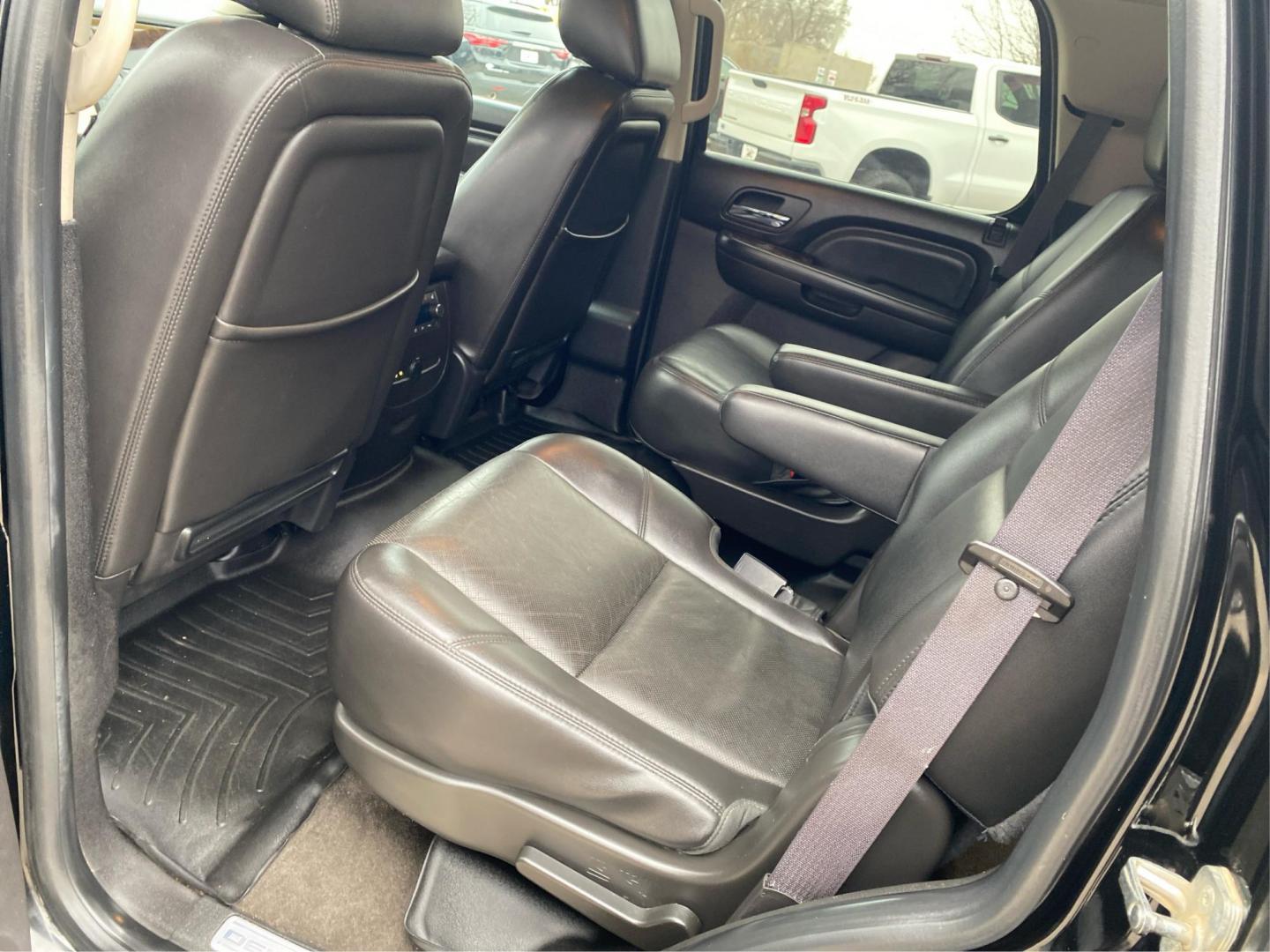 2013 BLACK GMC YUKON DENALI (1GKS2EEF4DR) with an 6.2L engine, Automatic transmission, located at 908 SE 14th Street, Des Moines, IA, 50317, (515) 281-0330, 41.580303, -93.597046 - Photo#9