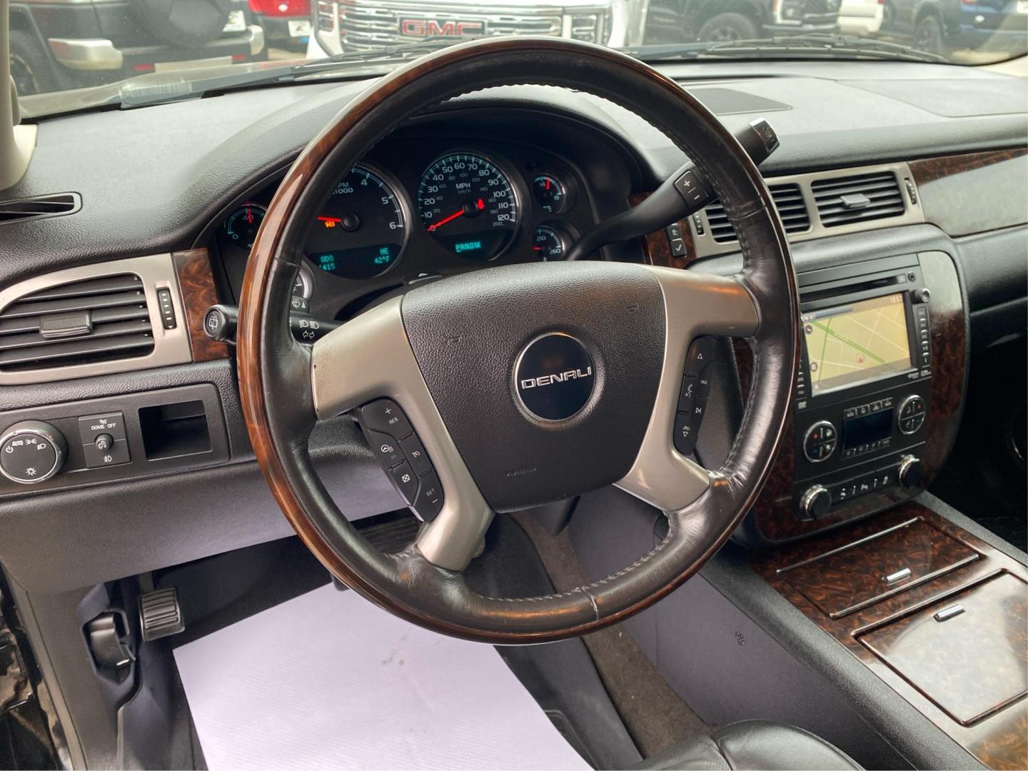 2013 BLACK GMC YUKON DENALI (1GKS2EEF4DR) with an 6.2L engine, Automatic transmission, located at 908 SE 14th Street, Des Moines, IA, 50317, (515) 281-0330, 41.580303, -93.597046 - Photo#16