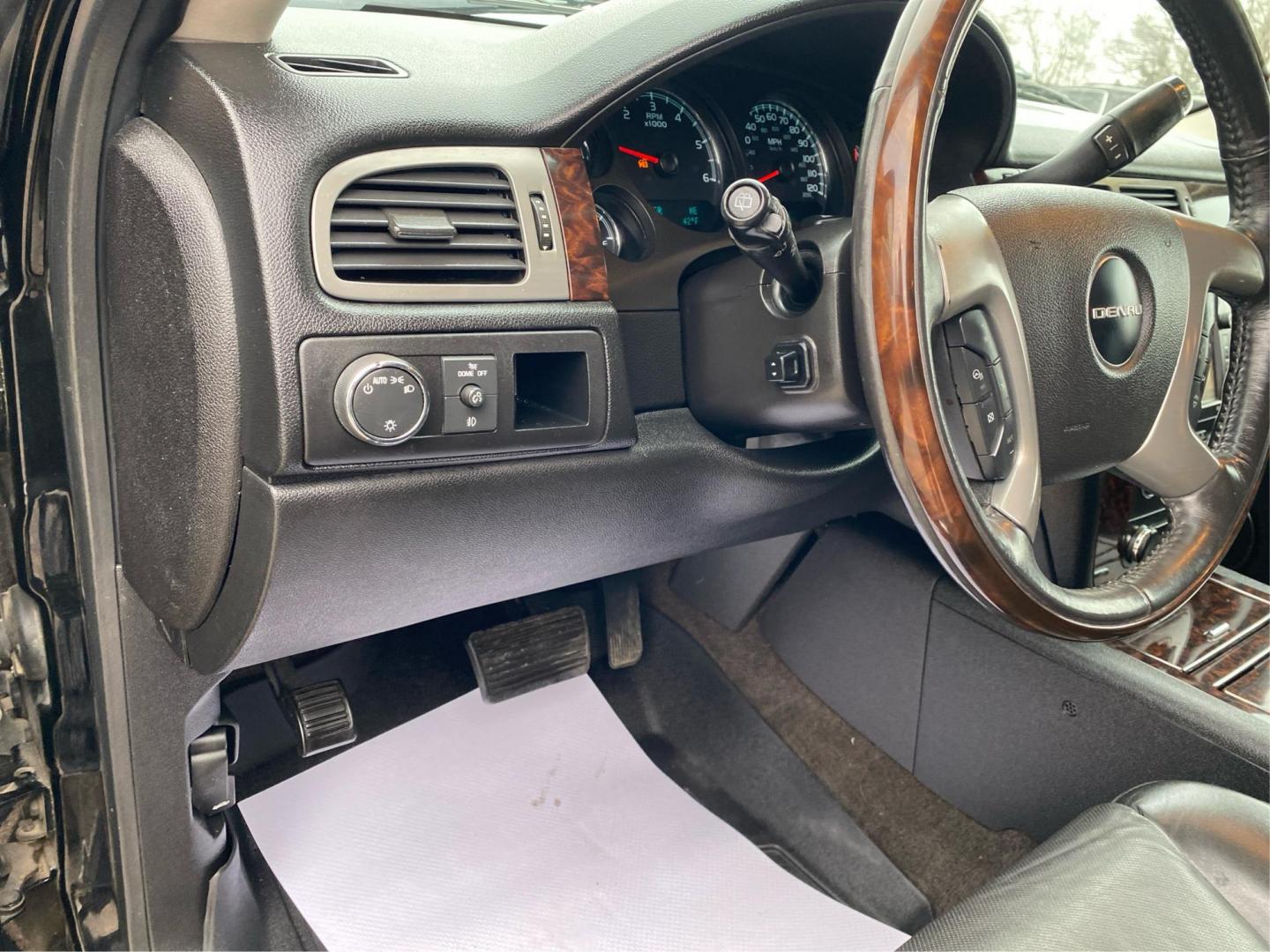 2013 BLACK GMC YUKON DENALI (1GKS2EEF4DR) with an 6.2L engine, Automatic transmission, located at 908 SE 14th Street, Des Moines, IA, 50317, (515) 281-0330, 41.580303, -93.597046 - Photo#17