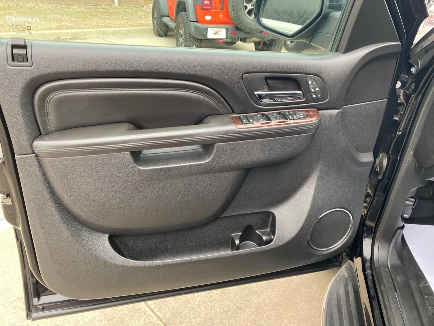 2013 BLACK GMC YUKON DENALI (1GKS2EEF4DR) with an 6.2L engine, Automatic transmission, located at 908 SE 14th Street, Des Moines, IA, 50317, (515) 281-0330, 41.580303, -93.597046 - Photo#19