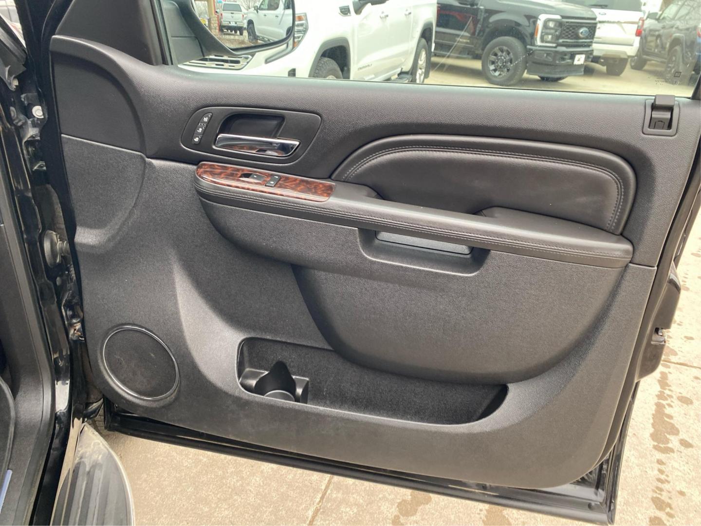 2013 BLACK GMC YUKON DENALI (1GKS2EEF4DR) with an 6.2L engine, Automatic transmission, located at 908 SE 14th Street, Des Moines, IA, 50317, (515) 281-0330, 41.580303, -93.597046 - Photo#20