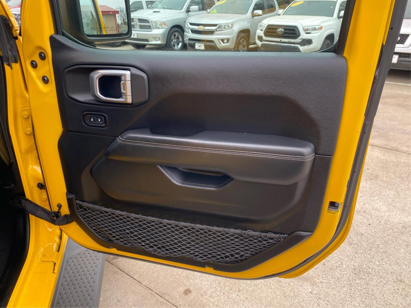 2019 YELLOW JEEP WRANGLER UNLIMI SAHARA (1C4HJXEG3KW) with an 3.6L engine, Automatic transmission, located at 908 SE 14th Street, Des Moines, IA, 50317, (515) 281-0330, 41.580303, -93.597046 - Photo#20