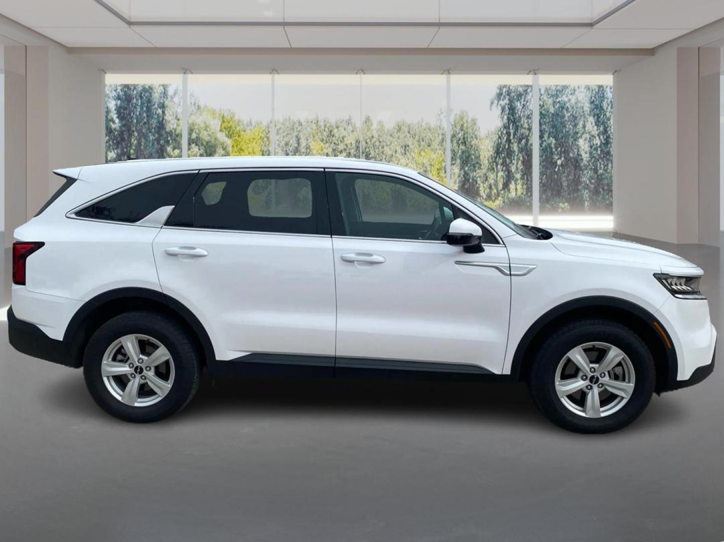 2022 WHITE KIA SORENTO LX (5XYRGDLC8NG) with an 2.5L engine, Automatic transmission, located at 908 SE 14th Street, Des Moines, IA, 50317, (515) 281-0330, 41.580303, -93.597046 - Photo#1