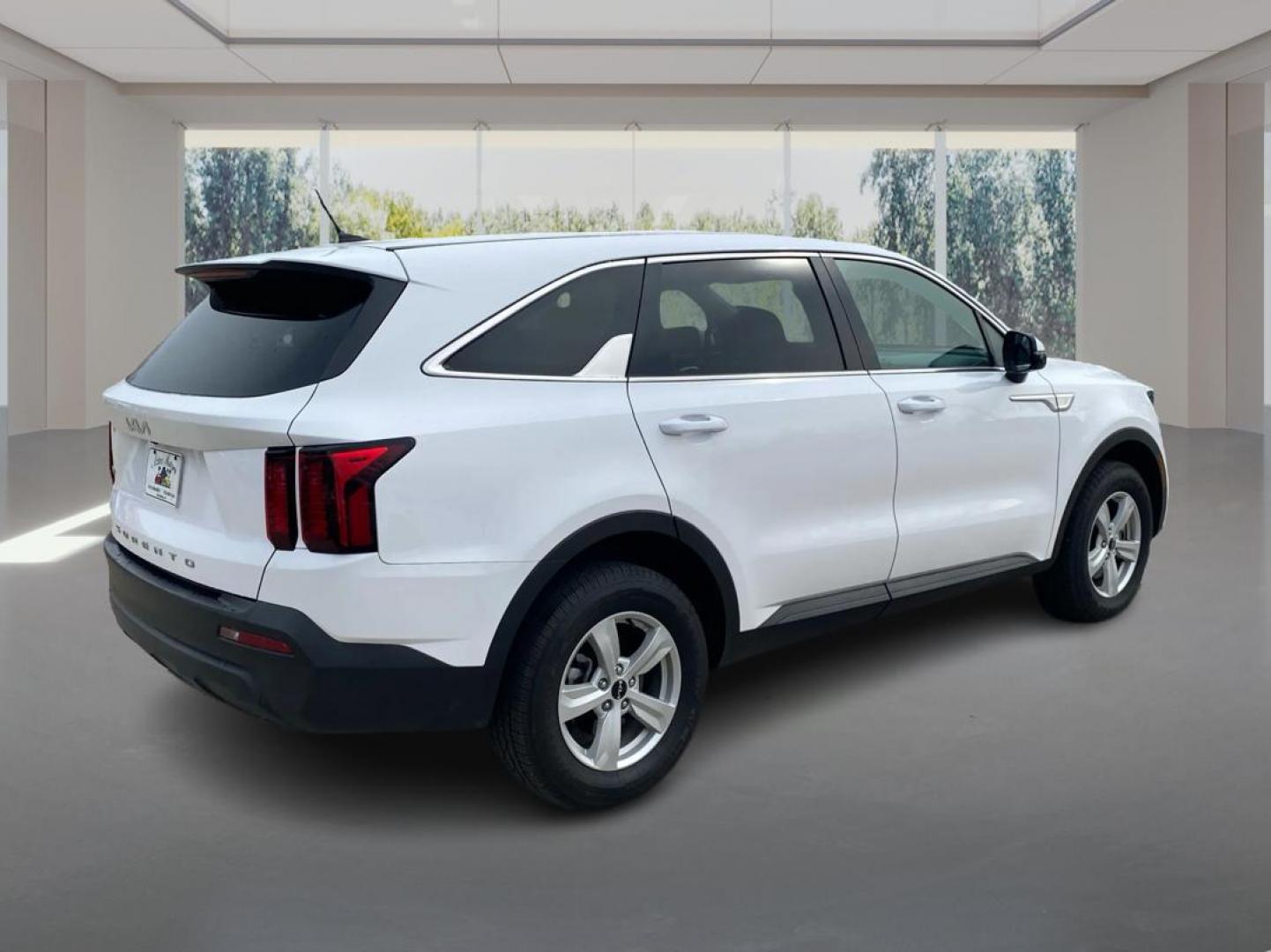 2022 WHITE KIA SORENTO LX (5XYRGDLC8NG) with an 2.5L engine, Automatic transmission, located at 908 SE 14th Street, Des Moines, IA, 50317, (515) 281-0330, 41.580303, -93.597046 - Photo#2