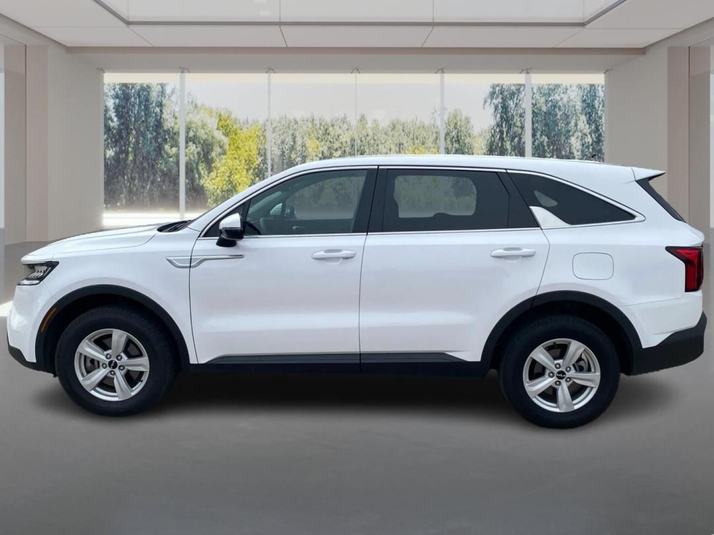 2022 WHITE KIA SORENTO LX (5XYRGDLC8NG) with an 2.5L engine, Automatic transmission, located at 908 SE 14th Street, Des Moines, IA, 50317, (515) 281-0330, 41.580303, -93.597046 - Photo#5