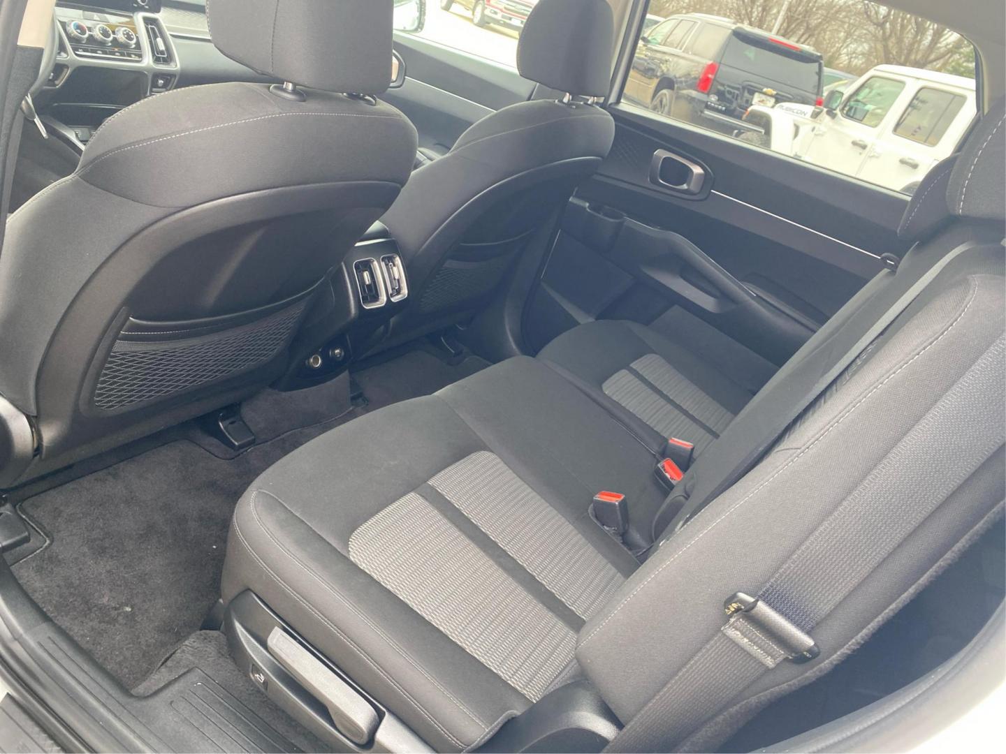 2022 WHITE KIA SORENTO LX (5XYRGDLC8NG) with an 2.5L engine, Automatic transmission, located at 908 SE 14th Street, Des Moines, IA, 50317, (515) 281-0330, 41.580303, -93.597046 - Photo#9