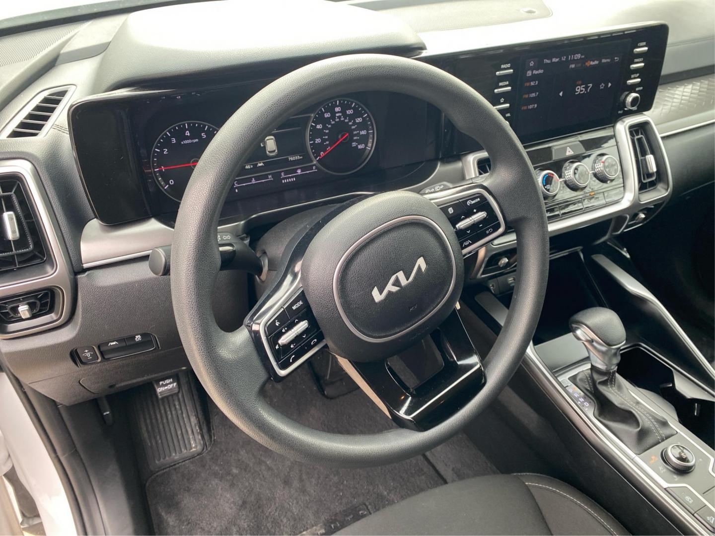 2022 WHITE KIA SORENTO LX (5XYRGDLC8NG) with an 2.5L engine, Automatic transmission, located at 908 SE 14th Street, Des Moines, IA, 50317, (515) 281-0330, 41.580303, -93.597046 - Photo#16