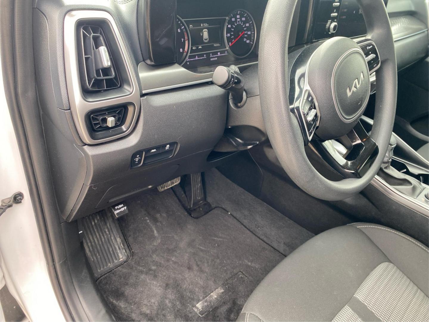 2022 WHITE KIA SORENTO LX (5XYRGDLC8NG) with an 2.5L engine, Automatic transmission, located at 908 SE 14th Street, Des Moines, IA, 50317, (515) 281-0330, 41.580303, -93.597046 - Photo#17