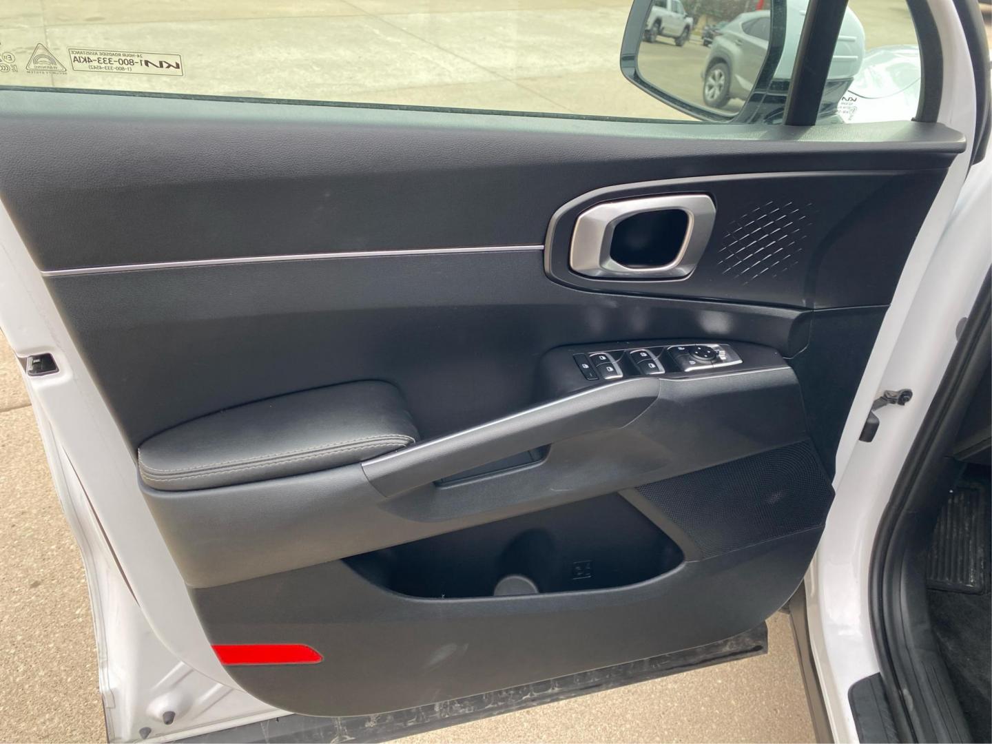 2022 WHITE KIA SORENTO LX (5XYRGDLC8NG) with an 2.5L engine, Automatic transmission, located at 908 SE 14th Street, Des Moines, IA, 50317, (515) 281-0330, 41.580303, -93.597046 - Photo#19