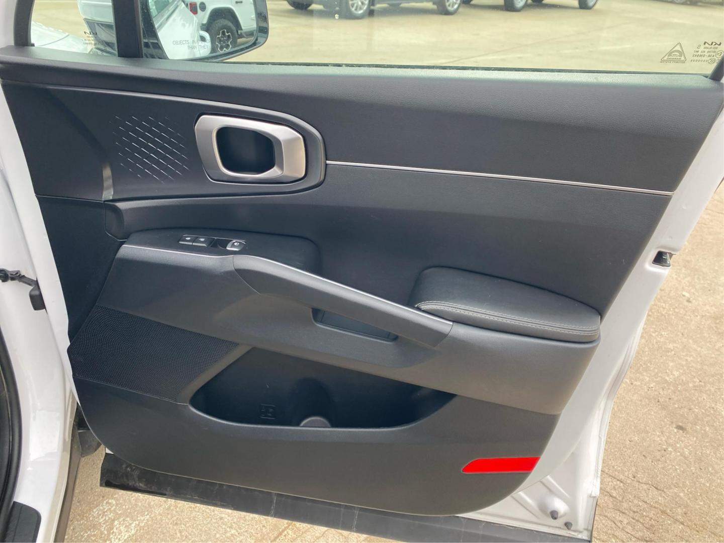 2022 WHITE KIA SORENTO LX (5XYRGDLC8NG) with an 2.5L engine, Automatic transmission, located at 908 SE 14th Street, Des Moines, IA, 50317, (515) 281-0330, 41.580303, -93.597046 - Photo#20