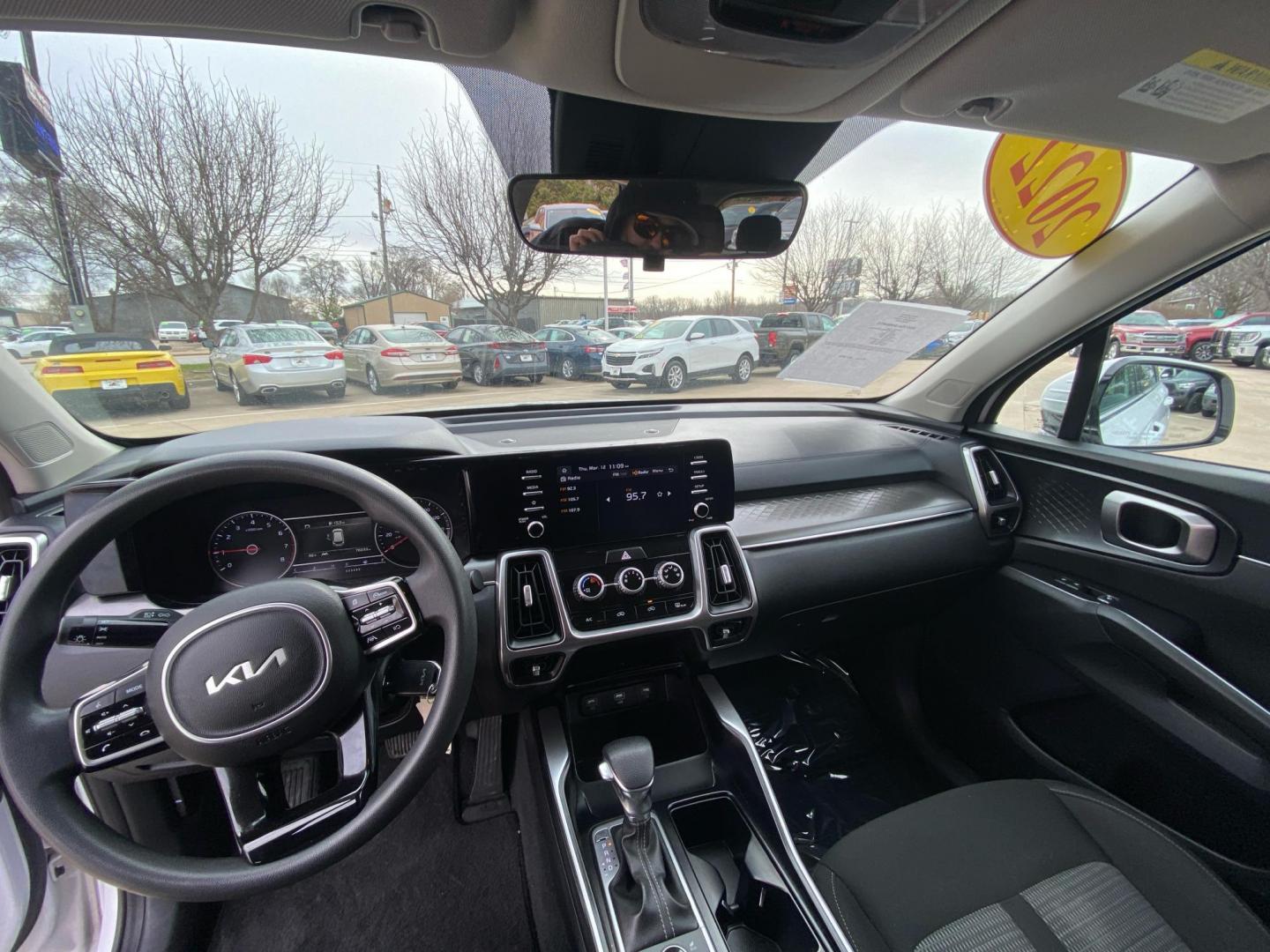 2022 WHITE KIA SORENTO LX (5XYRGDLC8NG) with an 2.5L engine, Automatic transmission, located at 908 SE 14th Street, Des Moines, IA, 50317, (515) 281-0330, 41.580303, -93.597046 - Photo#21