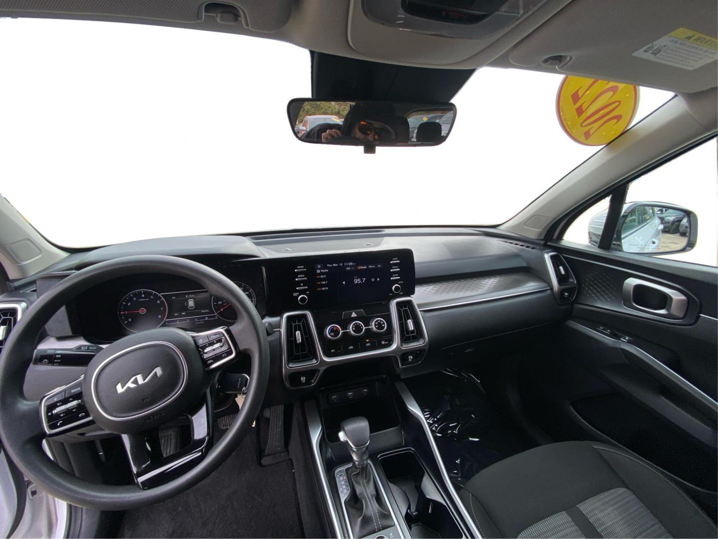 2022 WHITE KIA SORENTO LX (5XYRGDLC8NG) with an 2.5L engine, Automatic transmission, located at 908 SE 14th Street, Des Moines, IA, 50317, (515) 281-0330, 41.580303, -93.597046 - Photo#22