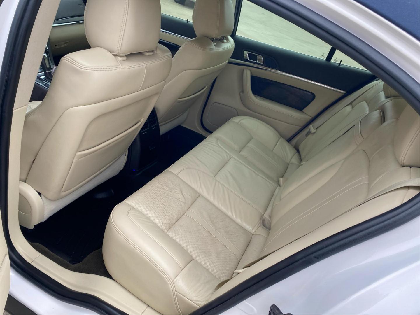 2014 WHITE LINCOLN MKS (1LNHL9EK6EG) with an 3.7L engine, Automatic transmission, located at 908 SE 14th Street, Des Moines, IA, 50317, (515) 281-0330, 41.580303, -93.597046 - Photo#9